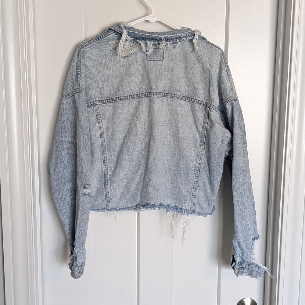 American Eagle Cropped Oversized Jean Jacket Very Distressed sz M - Picture 5 of 8